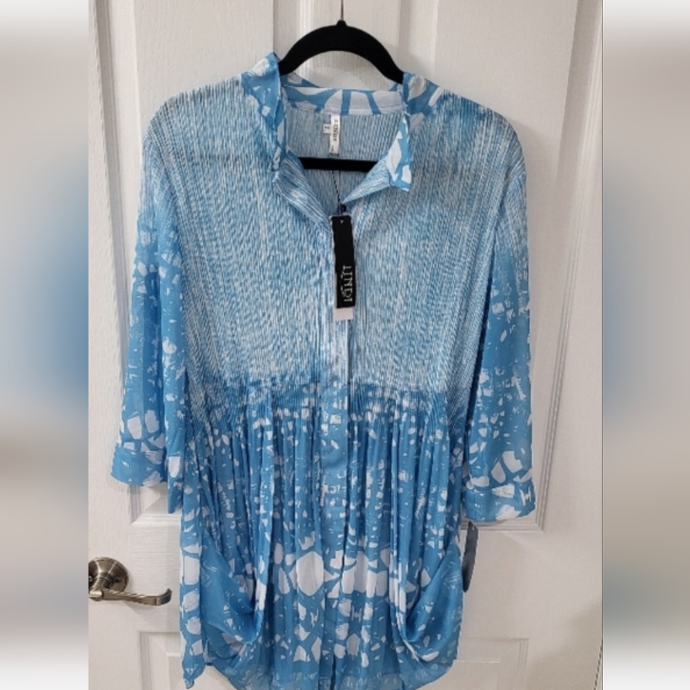 NWT Lindi Blue and White Patterned Tunic  .
